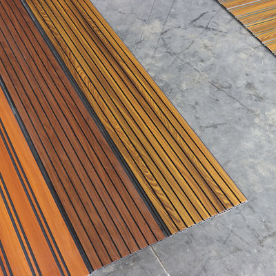 Панель ПВХ для потолка с текстурой дерева для внутренней отделки, экономичная альтернатива настенной плитке, простая в уходе настенная панель