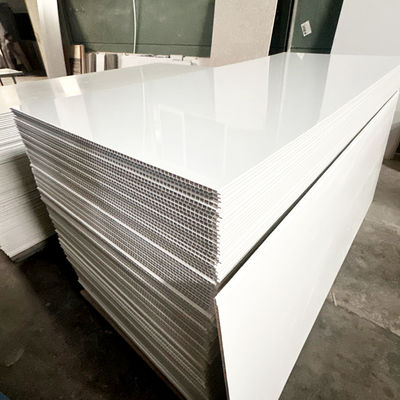 ПВХ-панели для стен ванной комнаты с текстурированной поверхностью