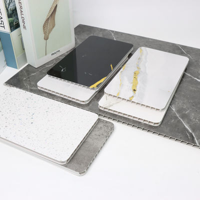 ПВХ-панели для стен ванной комнаты с текстурированной поверхностью