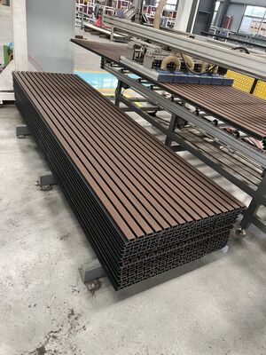 Лучшая продаваемая огнестойкая древесно-полимерная композитная наружная стеновая панель 219x26 в стиле коэкструзии